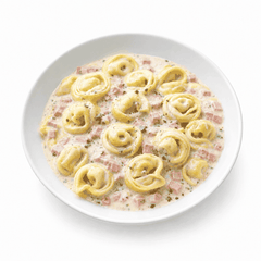 Tortellini alla Panna gefüllt mit Käse, Schinken und Sahnesauce