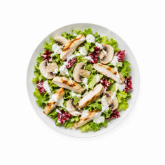 Insalata Pollo gemischter Salat mit Hähnchenbruststreifen und Champignons - mit Joghurt-Dressing