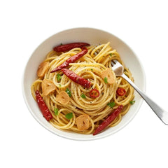 Pasta AOP mit Knoblauch, Peperoni und Olivenöl