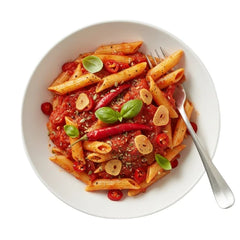 Penne Arrabbiata mit frischem Knoblauch, scharfer Peperoni und Tomatensauce